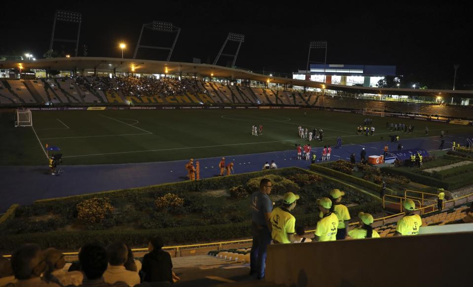 La foto del domingo 19 de enero de 2020 muestra la actividad interrumpida en un partido entre Uruguay y Paraguay, durante el Preolímpico Sudamericano en Armenia, Colombia, por un apagón (AP Foto/Fernando Vergara)