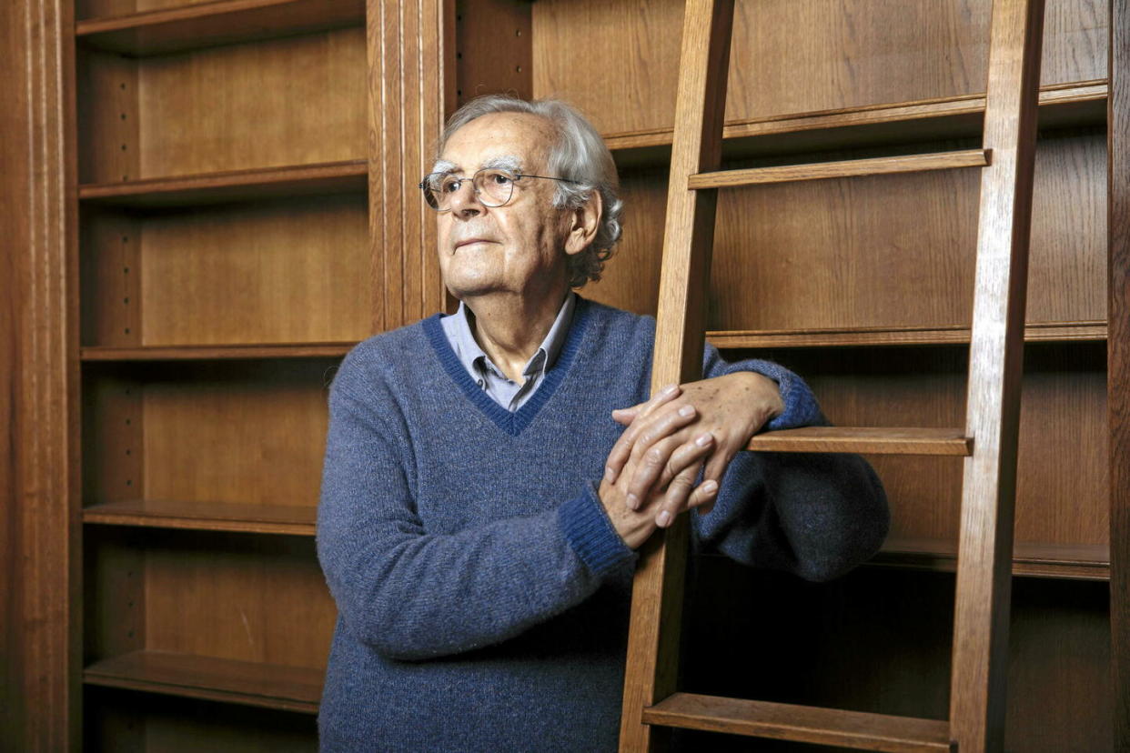 Le journaliste et écrivain français Bernard Pivot pose en 2020 devant sa bibliothèque vide, dans son nouvel appartement à Paris.  - Credit:LEWIS JOLY/JDD/SIPA / SIPA / LEWIS JOLY/JDD/SIPA