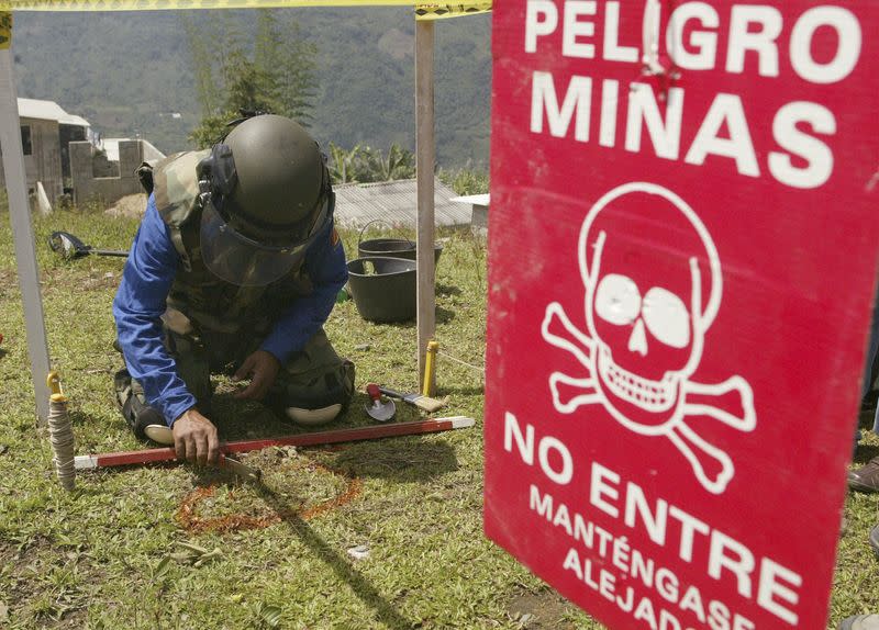 Foto de archivo. Un soldado busca minas terrestres durante una demostración realizada con minas reales en San Francisco, departamento de Antioquia