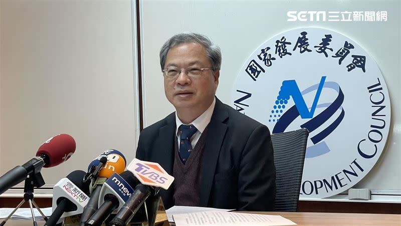 國發會主委龔明鑫表示，拿到永久居留權的外籍人士，跟台灣人一樣有繳稅因此同樣能領6000元。