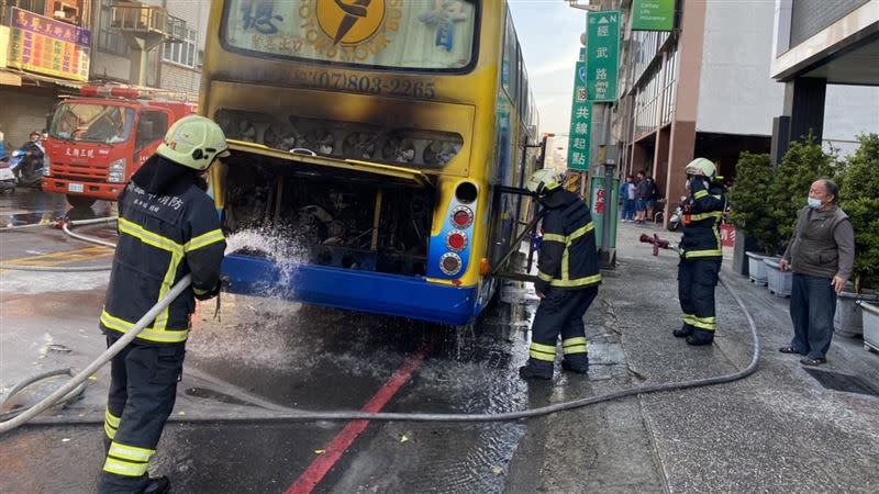 警消到場迅速將火勢撲滅。（圖／翻攝畫面）