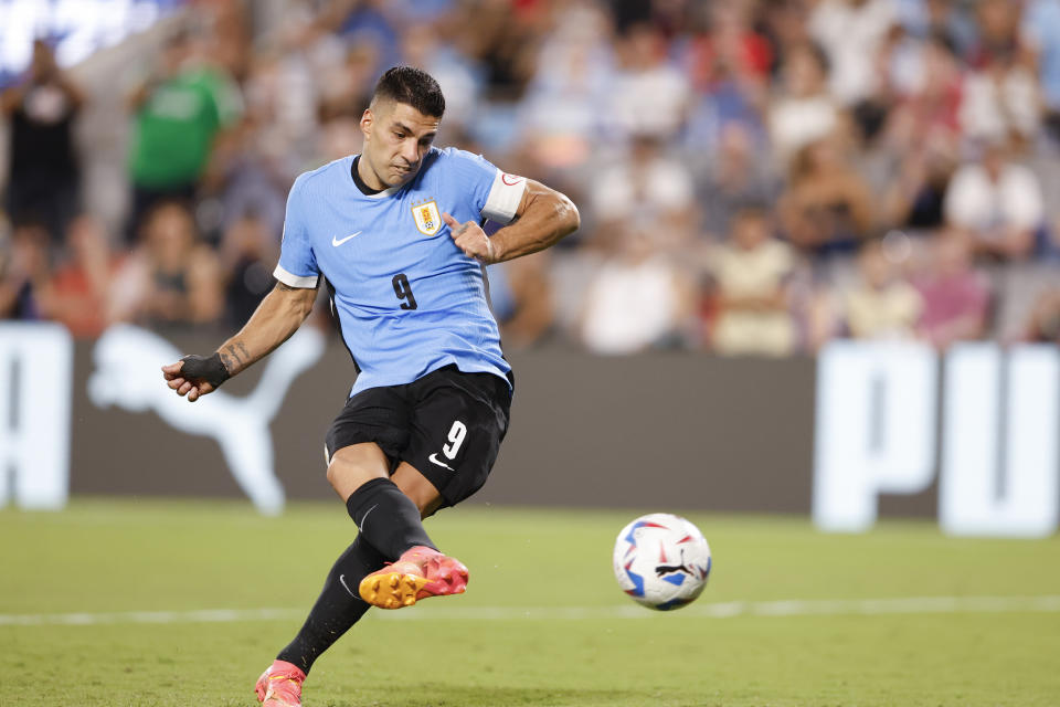 Luis Suárez, de la selección de Uruguay, convierte un penal en la tanda durante el partido por el tercer puesto de la Copa América ante Canadá, el sábado 13 de julio de 2024, en Charlotte, Carolina del Norte (AP Foto/Nell Redmond)