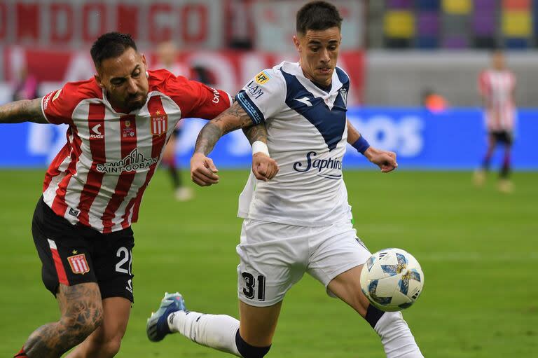 Escena del partido que disputan Estudiantes De La Plata y Vélez Sarsfield.