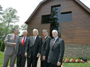 <p>Former presidents including, from left, George H.W. Bush, Bill Clinton, second left, and Jimmy Carter, right, join Franklin Graham, second right, as they pose with Billy Graham, center, in front of the Billy Graham Library in Charlotte, N.C., on May 31, 2007 during the dedication ceremony. The 40,000-square-foot complex, built near the Billy Graham Evangelistic Association, traces the preacher’s rise from farm boy to the most widely heard minister of all time, having preached the Gospel in person to more than 210 million people over his long career. (Photo: Chuck Burton/AP) </p>