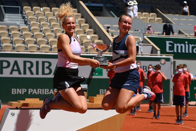 姬莉絲高娃（右）和辛妮亞科娃（左）贏得女雙冠軍。（Credit : Roland Garros）