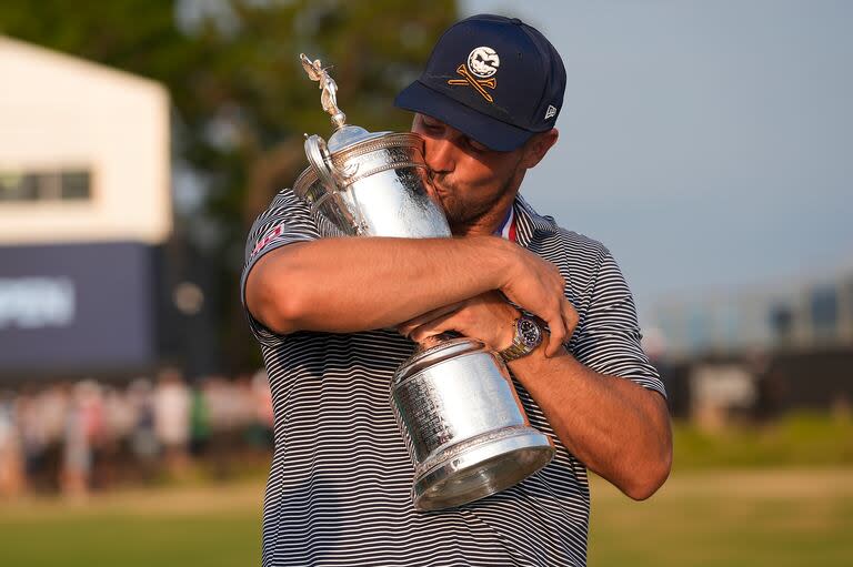 Bryson DeChambeau abraza el trofeo de campeón del US Open 