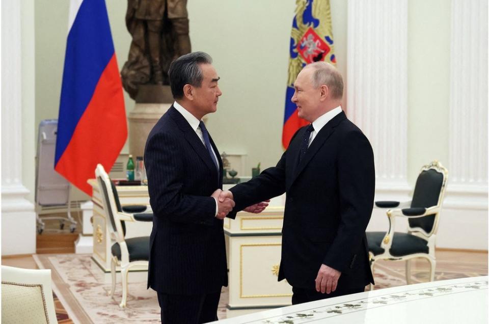 2月22 日，俄羅斯總統普京在莫斯科與中國最高外交事務官員王毅會面。