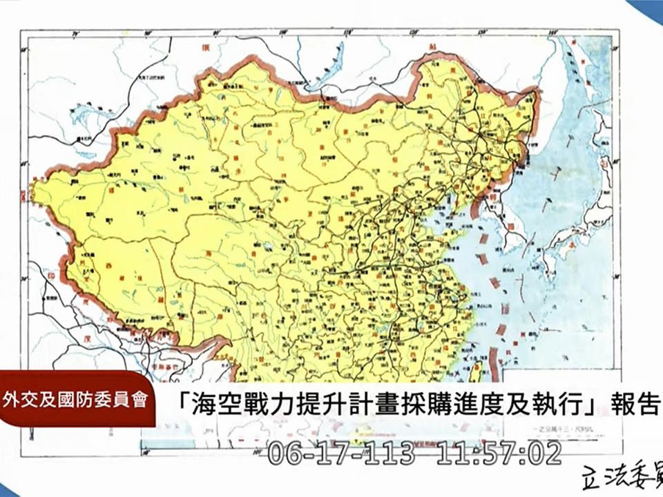 翁曉玲質詢時出示一張「秋海棠」地形的中華民國地圖，要求顧立雄中華民國的「領土」範圍何在？（圖：立法院國會頻道）