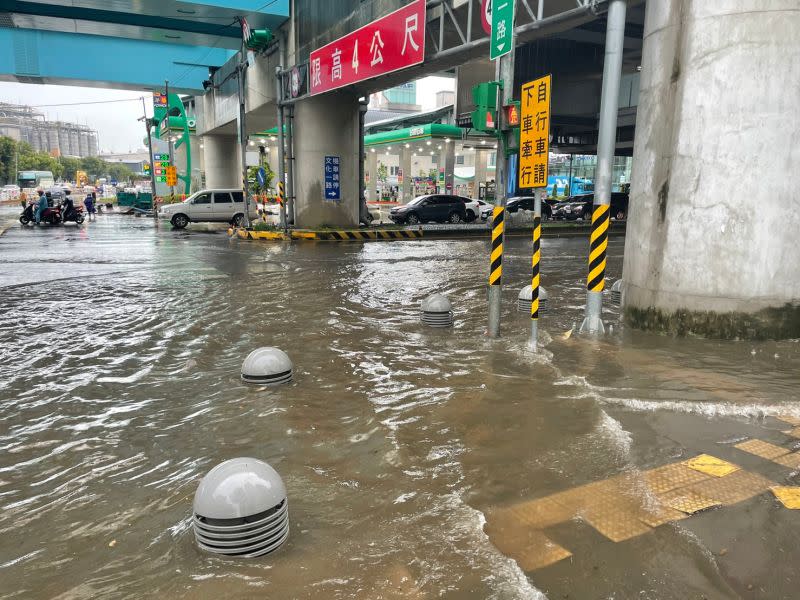 ▲午後強降雨造成龜山部分地區淹水。（圖／龜山分局提供）