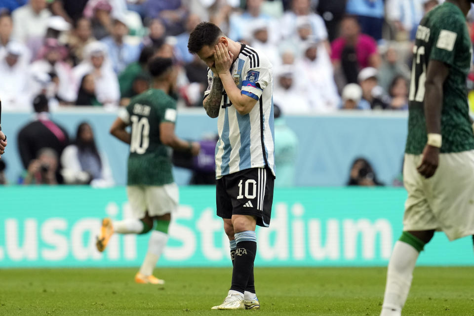 El delantero argentino Lionel Messi durante la derrota 2-1 ante Arabia Saudí en el partido del Grupo C del Mundial, el martes 22 de noviembre de 2022, en Lusail, Qatar. (AP Foto/Natacha Pisarenko)