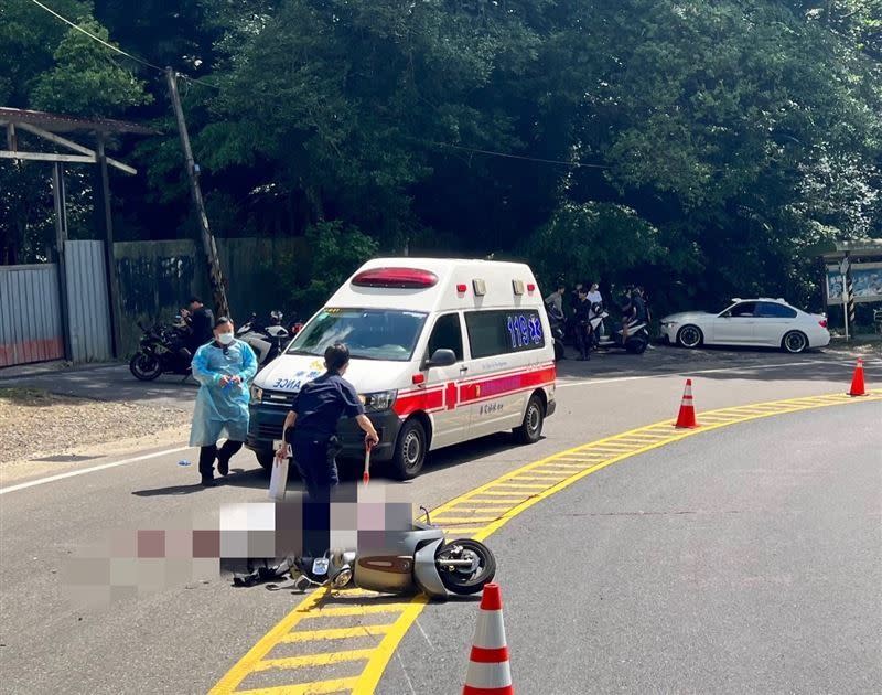 周女跑北宜機車打滑失控衝往對向，遭砂石車撞進車底輾斃。（圖／翻攝畫面）