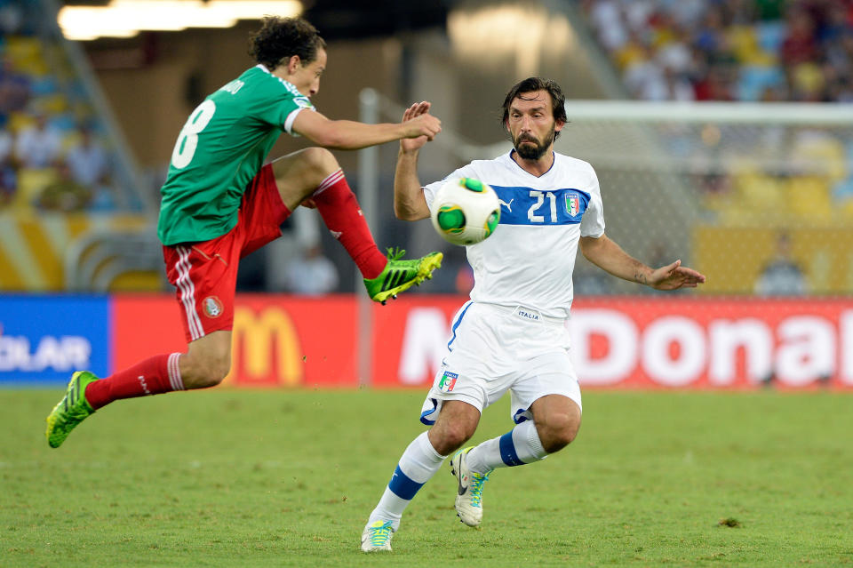 Guardado peleando un balón con Andrea Pirlo en la Copa Confederaciones 2013. (Claudio Villa/Getty Images)