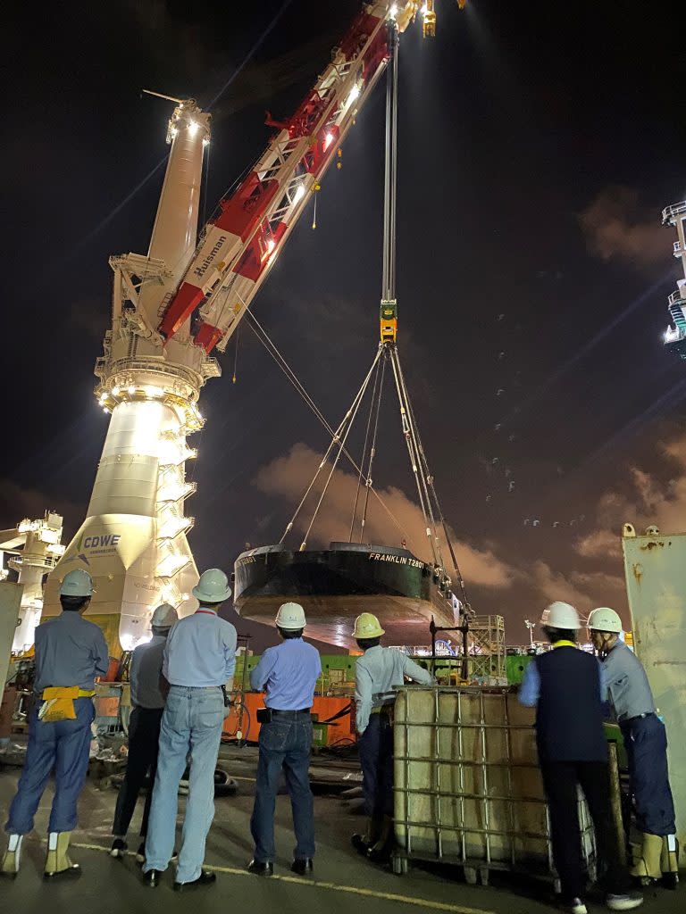 環海翡翠輪4,400噸吊掛測試成功。（記者張翔翻攝）