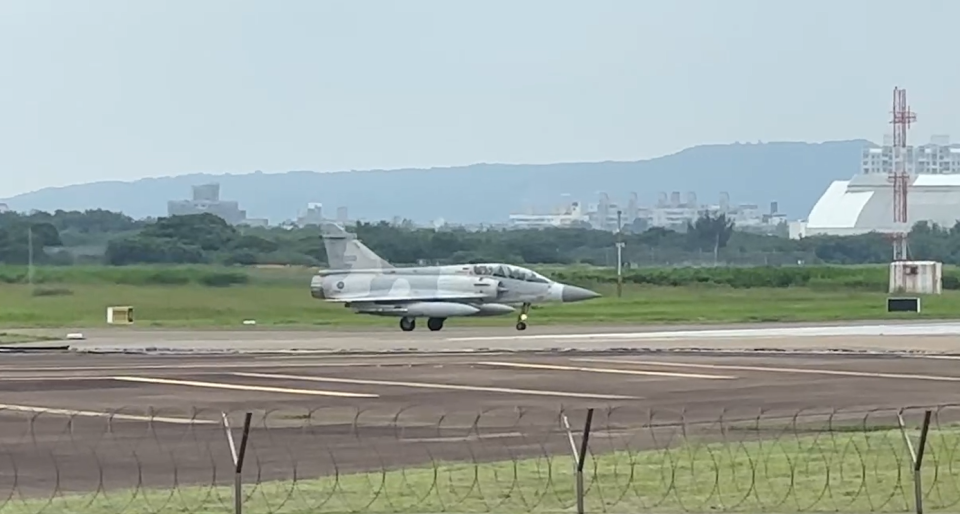 <strong>空軍新竹基地幻象戰機掛彈升空。（圖／中天新聞）</strong>