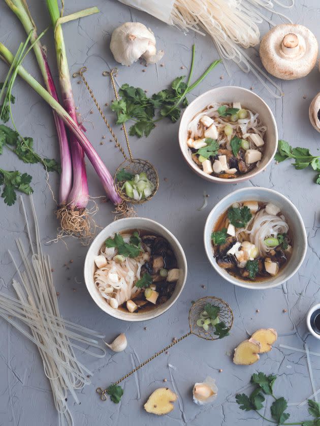 Ce bouillon contient du tofu, un bon allié protéines pour les végétariens. (Photo: Recette/ Photographie: Céline de Cérou pour les Editions Solar)