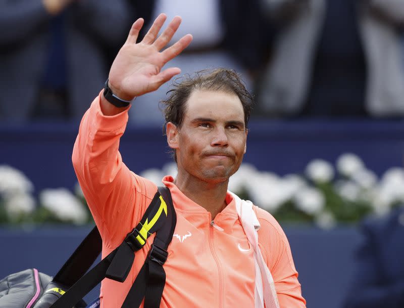 El tenista español Rafael Nadal se despide tras su derrota ante Alex de Miñaur por el Abierto de Barcelona, en el Real Club de Tenis, Barcelona, España