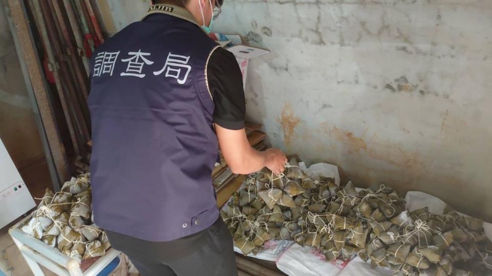 澎湖檢調人員查獲一千四百餘顆摻有硼砂的鹼粽，為民眾食品安全嚴格把關。（澎湖縣調查站提供）