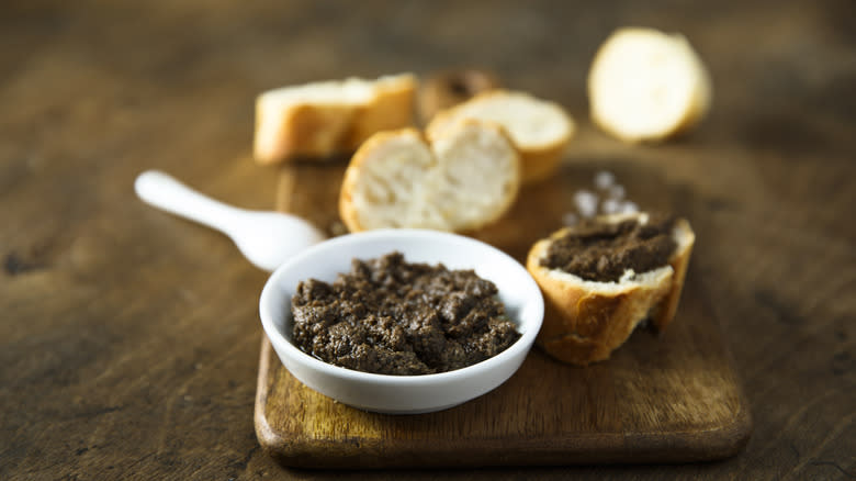 garlic bread with tapenade