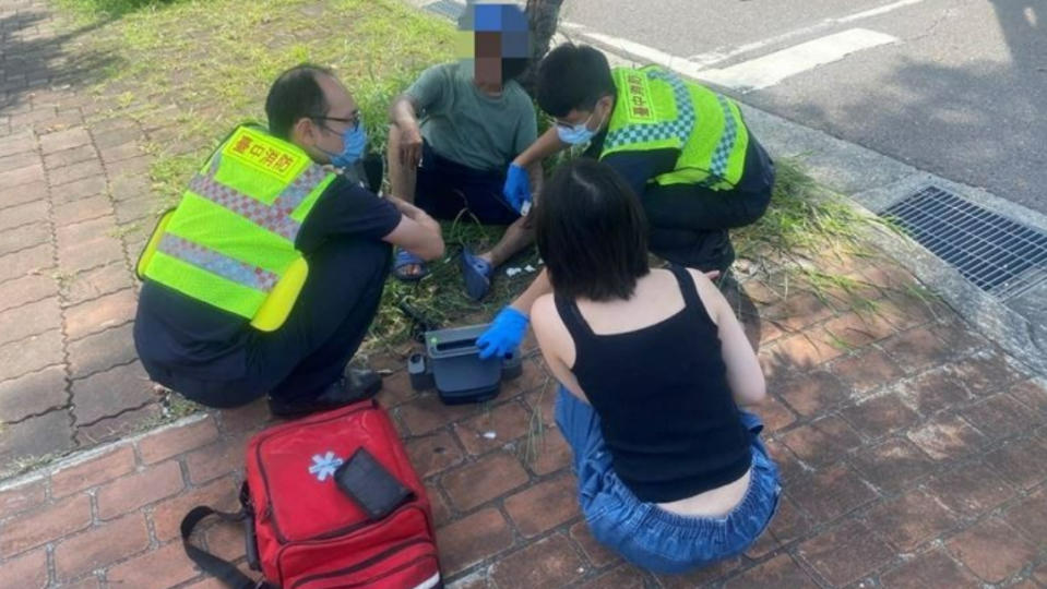 79歲張姓老翁熱暈倒地，正妹出手相助並報警協助。翻攝畫面