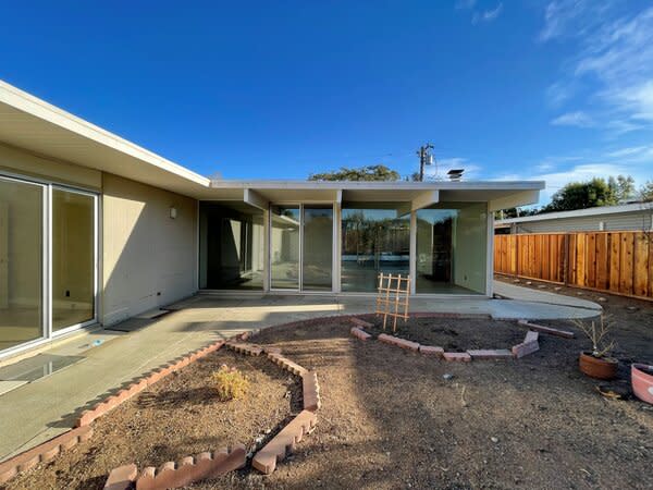 Before: This Eichler was an L-shape with a front yard that needed improvement. The owners wanted to take advantage of all the glass in the Eichler architecture and transform the front courtyard into something they wanted to see.
