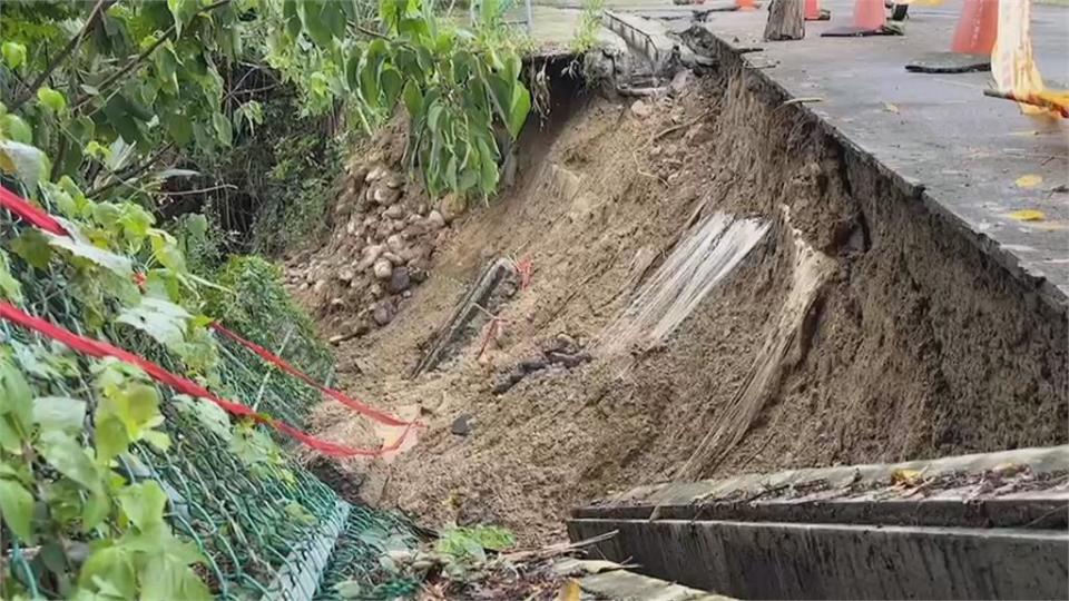 連日雨釀災　民宅前邊坡路面崩落掉進河