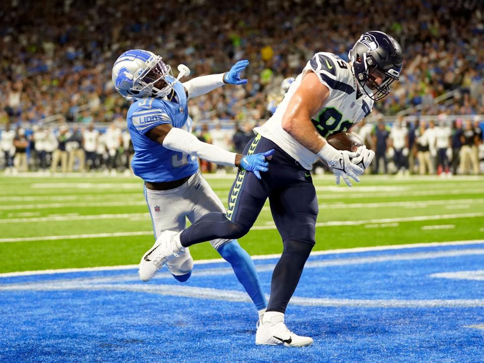 Will Dissly catches a touchdown against the Detroit Lions.