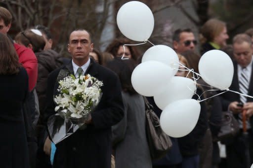 Personas arriban al funeral de Noah Pozner, de seis años, quien murió durante una masacre en una escuela de Newtown.