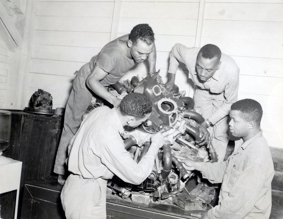 arines are instructed in the intricacies of the modern aircraft engines in 1944.