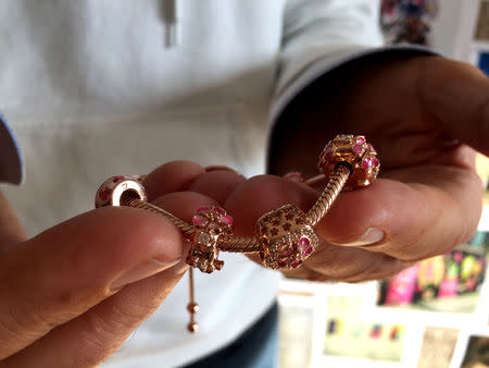 udsagnsord sindsyg linje Pandora seeks to charm China with locally-inspired jewellery