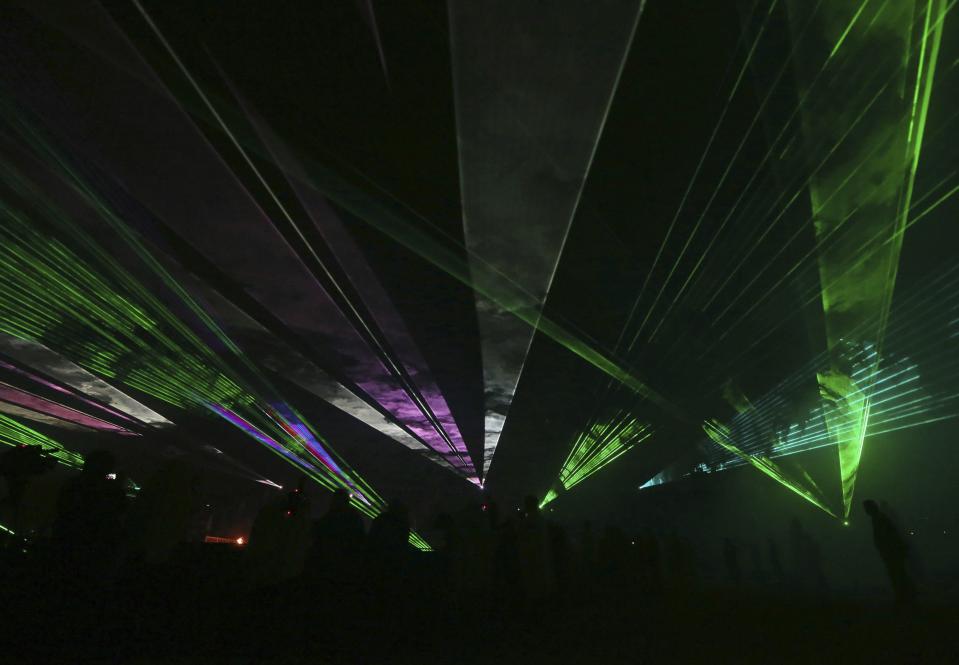 Spectators watch fireworks and a laser show during a musical aqua show at the G20 Summit in Peterhof near St. Petersburg September 6, 2013. (REUTERS/Alexander Demianchuk)