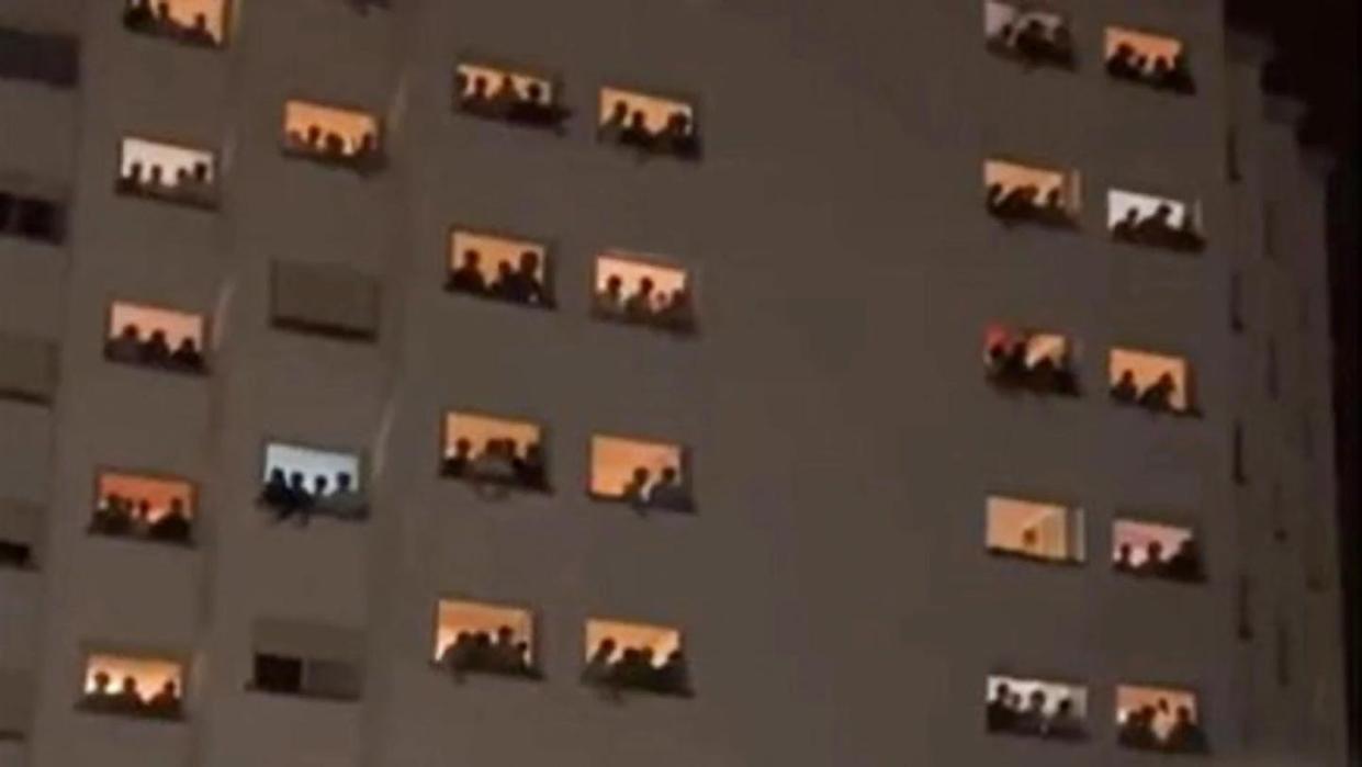 Captura del vídeo que desató la polémica relacionada con los colegiales del Elías Ahúja, colegio mayor ubicado en Madrid. TW