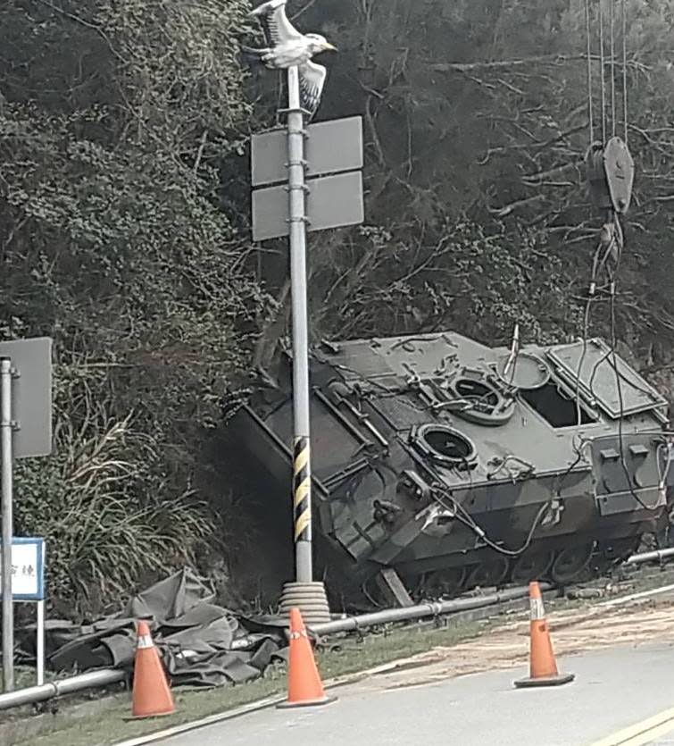 陸軍馬祖防衛指揮部南竿守備大隊1輛CM21人員運輸甲車18日上午前往甲車駕駛複訓期間，行經南竿鄉中央大道與勝天路口時，因不明原因擦撞邊坡，致車身輕損，駕駛及車內人員送醫檢查均無礙。（馬防部提供）