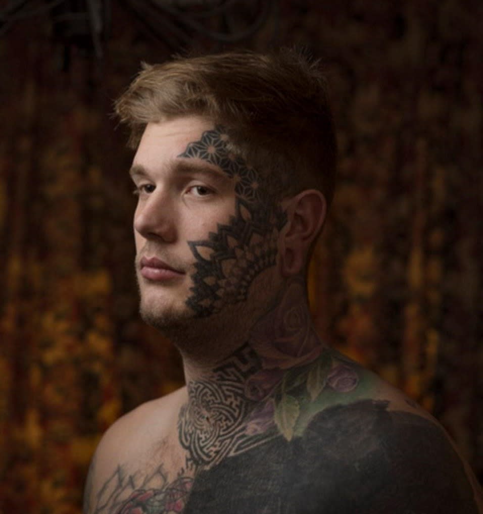 Con la cara tatuada. El fotógrafo eligió llevar a cabo su proyecto en Inglaterra, Gales y Escocia, para poder juntar una muestra representativa de gente con tatuajes faciales de todo el Reino Unido.