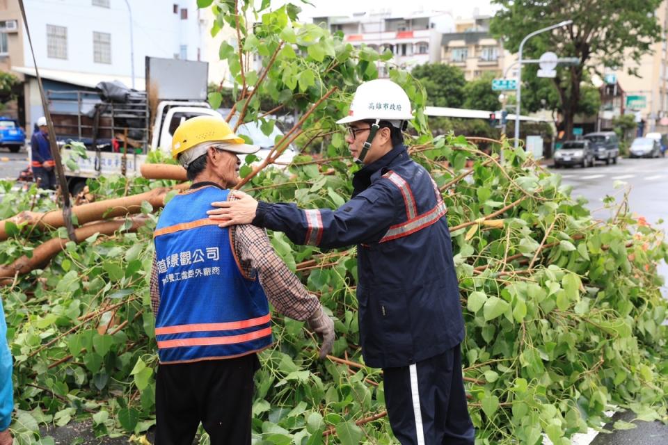 陳其邁(右）慰問第一線工作人員。   圖：高雄市政府提供