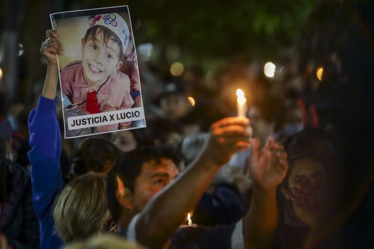 ARCHIVO-. El mástil frente a la Plaza San Martín de Santa Rosa se trasformó en un altar con velas y carteles puestos por manifestantes y miembros de distintas ONG