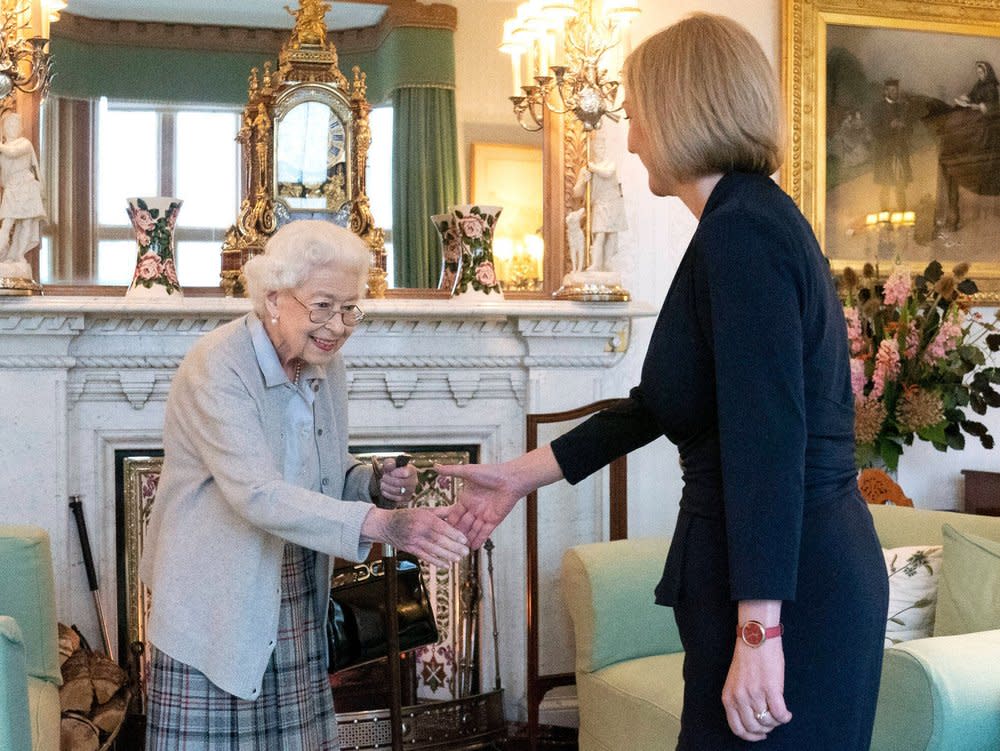 Am 6. September 2022 empfing Queen Elizabeth II. Liz Truss auf Schloss Balmoral, um sie zur Premierministerin zu ernennen. Nur zwei Tage später starb die Monarchin in ihrer schottischen Residenz. (Bild: IMAGO/i Images)