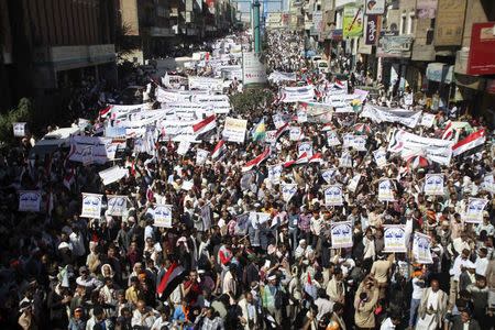 Anti-Houthi protesters demonstrate to commemorate the fourth anniversary of the uprising that toppled former president Ali Abdullah Saleh, in Yemen's southwestern city of Taiz February 11, 2015. REUTERS/Mohamed al-Sayaghi