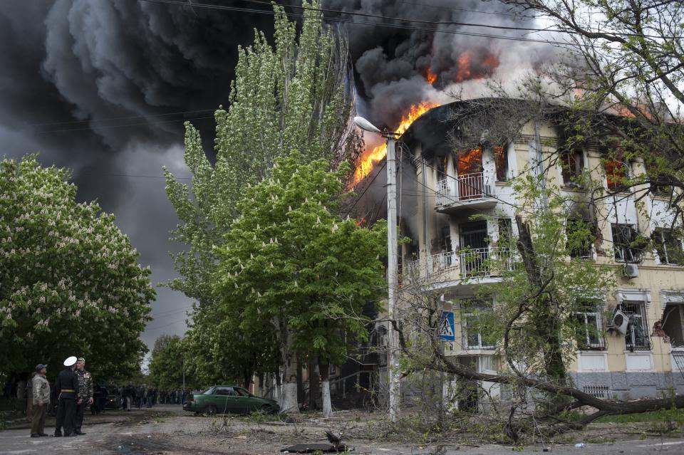 A police station is ablaze in Mariupol, eastern Ukraine, Friday May 9, 2014. Fighting between government forces and insurgents in Mariupol has left several people dead. (AP Photo/Evgeniy Maloletka)