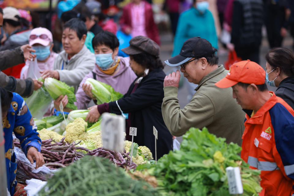 Gente comprando verduras en un mercado de Shenyang, en la provincia de Liaoning. (Foto: STR/AFP via Getty Images)