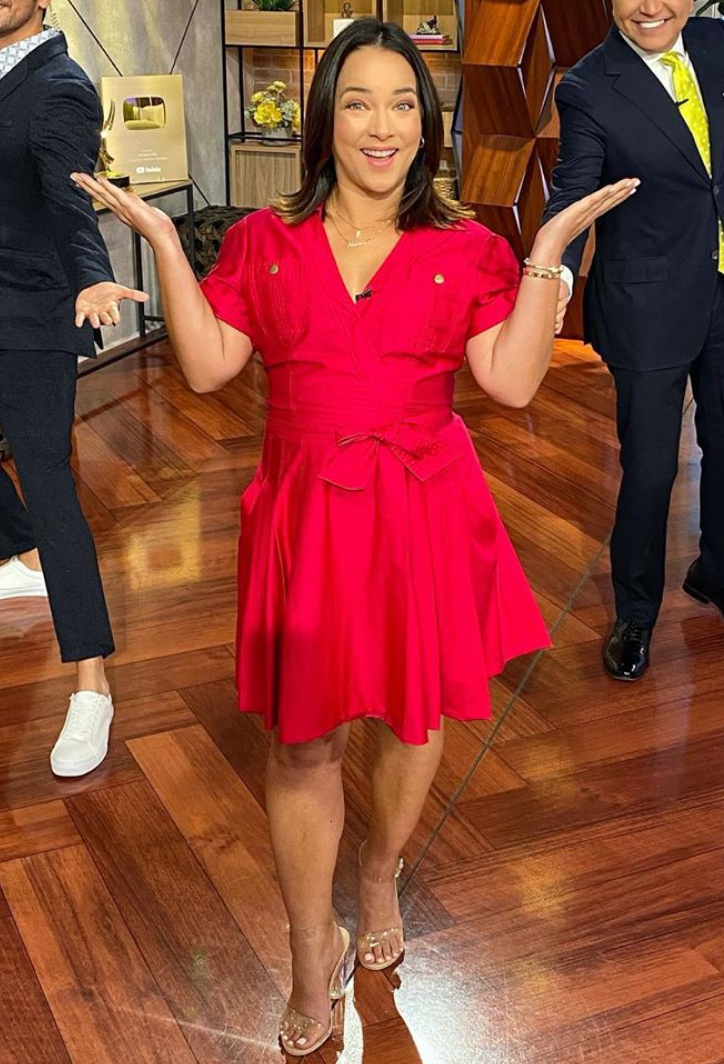 <p>Guapa lució la presentadora con este clásico vestido rojo con falda en A.</p>