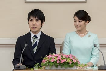 日本皇儲文仁親王的長女真子公主 (右) 因長期承受外界的壓力，出現PTSD的症狀，左為其未婚夫小室圭。   圖：翻攝自日本宮內廳