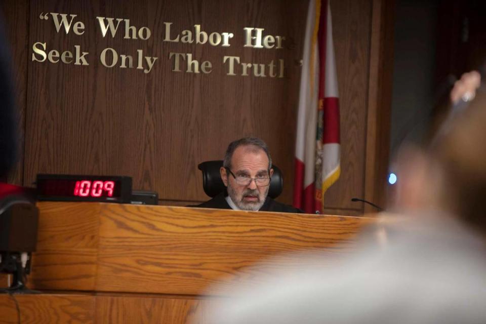 El juez Hirsch en la audiencia clave para Robert Wood, una de las personas arrestadas por fraude electoral por el grupo de trabajo contra el fraude electoral del gobernador DeSantis en el Tribunal Penal de Miami, el viernes 7 de octubre de 2022.