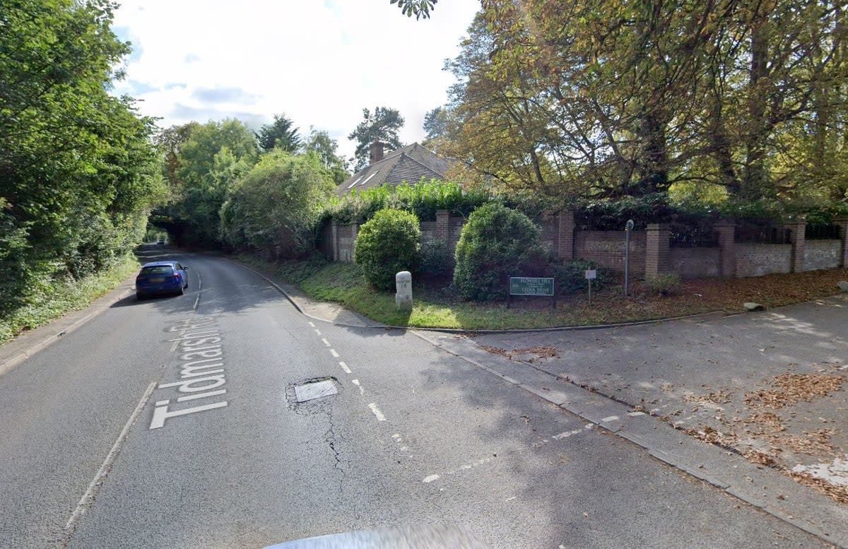 The A340 Tidmarsh Road at the junction with Flower's Hill (Google Street View)