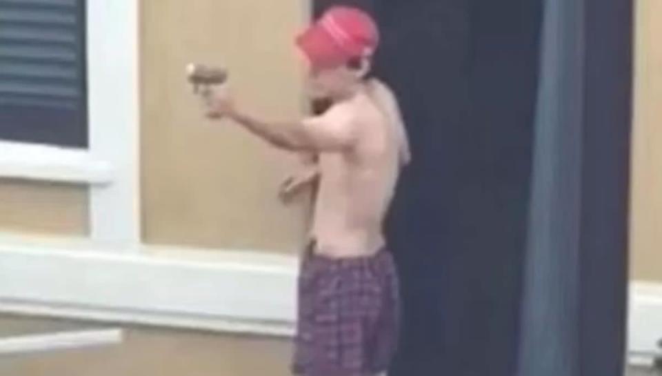 Nikolas Cruz practica disparar mientras usa una gorra de MAGA (CNN)