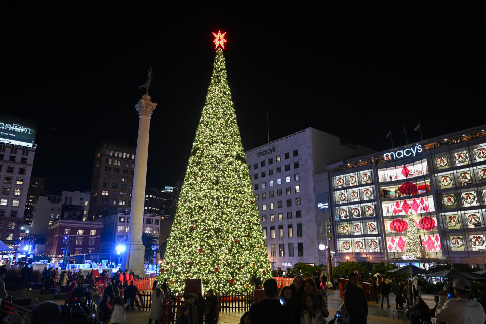 SAN FRANCISCO, Kalifornia – 9 listopada: 34. coroczna ceremonia zapalenia wielkiego drzewa Macy odbyła się na Union Square w San Francisco w Kalifornii, Stany Zjednoczone, 9 listopada 2023 r. (zdjęcie: Tayfun Coskun/Anatolia via Getty Images)