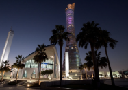 <p>A Oriente, Doha è sicuramente città attrattiva, molto dinamica e pronta, con il resto del paese, a ospitare i mondiali di calcio nel 2022. L’hotel noto come The Torch spicca nello skyline cittadino. (foto: Sven Hoppe/picture alliance via Getty Images) </p>