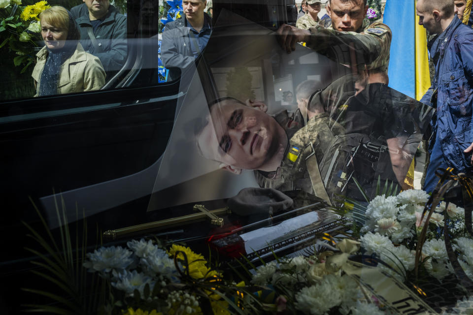 Familiares y amigos asisten el sábado 14 de mayo de 2022 al funeral en Leópolis, Ucrania, de Melnyk Andriy, de 23 años, un militar ucraniano que fue asesinado en la provincia de Járkiv. (AP Foto/Emilio Morenatti)