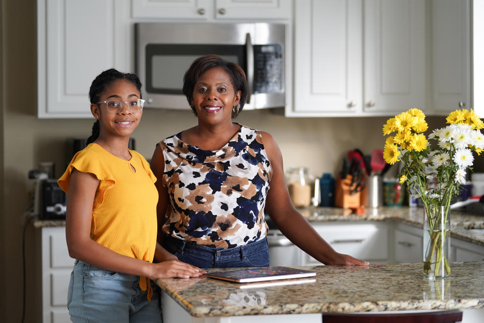 Kay Thomas y su hija, Kathryn Olivia Banks, en su casa de Columbia, Carolina del Sur el 21 de marzo de 2022. Kathryn participó en la instalación de su dormitorio en la casa de sus padres. (Sean Rayford/The New York Times)