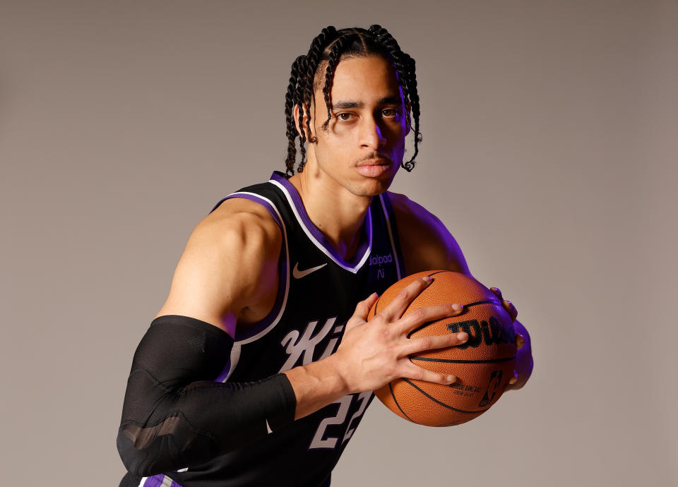 SACRAMENTO, CALIFORNIË - OKTOBER 2: Chance Comanche #22 van de Sacramento Kings poseert voor een foto in de Sacramento Kings Practice Facility op 2 oktober 2023 in Sacramento, Californië.  OPMERKING VOOR GEBRUIKER: De gebruiker erkent uitdrukkelijk en gaat ermee akkoord dat de gebruiker, door deze foto te downloaden en/of te gebruiken, akkoord gaat met de voorwaarden en bepalingen van de Getty Images-licentieovereenkomst.  (Foto door Lachlan Cunningham/Getty Images)