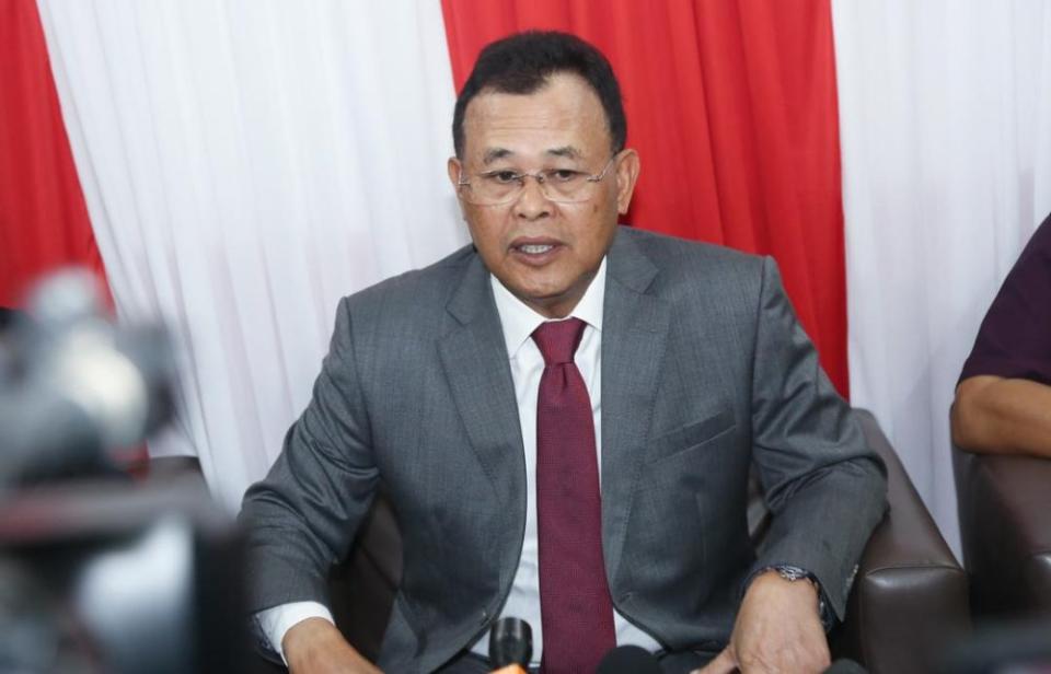 Former Johor mentri besar Datuk Osman Sapian (pic) said that if Umno were to rescind its support for PN, then it would be left to Prime Minister Tan Sri Muhyiddin Yassin's discretion to determine PN’s direction with the domestic Covid-19 situation in mind. — Picture by Ben Tan